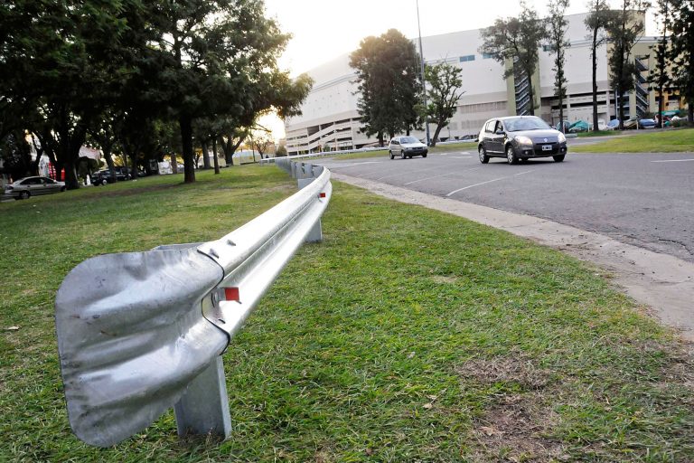 Los descubren armados y con signos de ebriedad en un auto en parque Alem