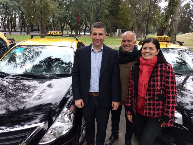 Ya circulan los primeros taxis con Wifi gratuito en Rosario