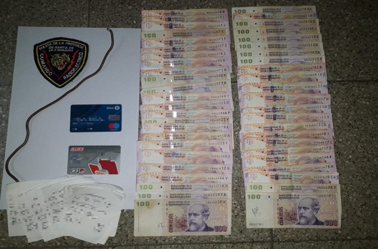 Detuvieron a una mujer que robaba dinero en cajeros