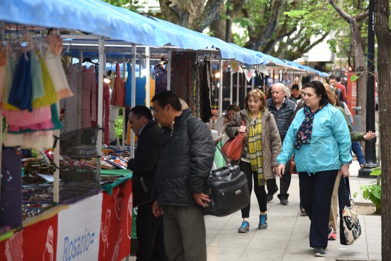 Feria por el día de la madre en plaza Montenegro