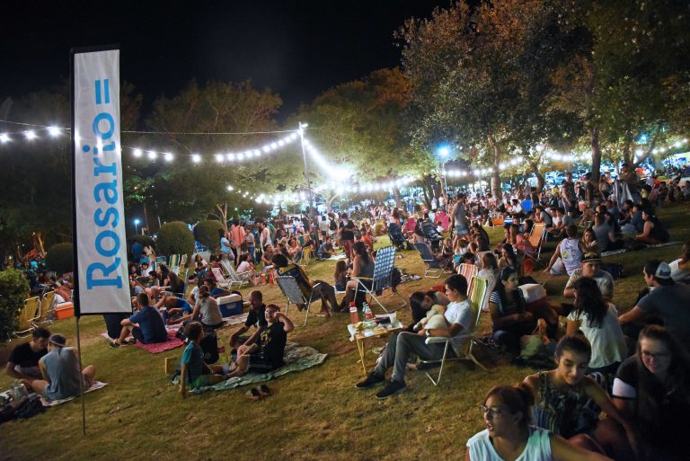 Vuelven los picnics nocturnos en parques de la ciudad