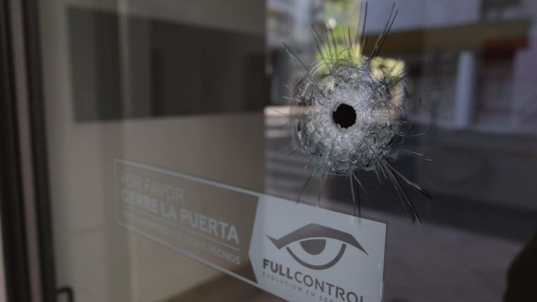 Balearon el edificio donde trabaja un abogado de Los Monos