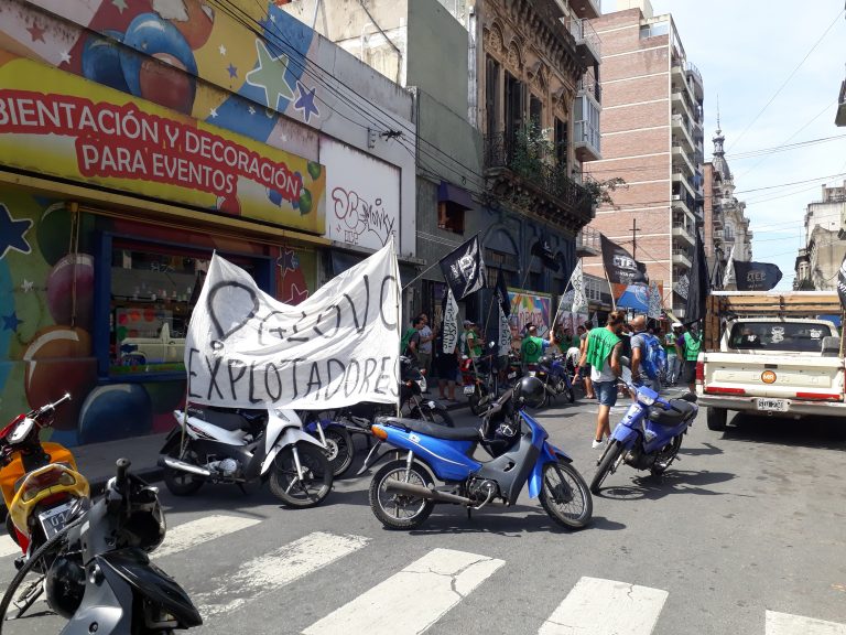 El Sindicato de Cadetes de Rosario realizó escrache frente a las oficinas de Glovo