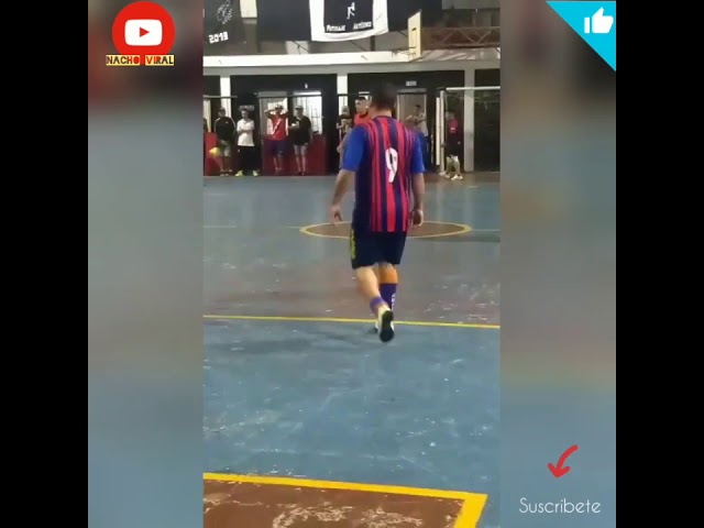 Ricardo Centurión a las piñas en un partido de fútbol 5