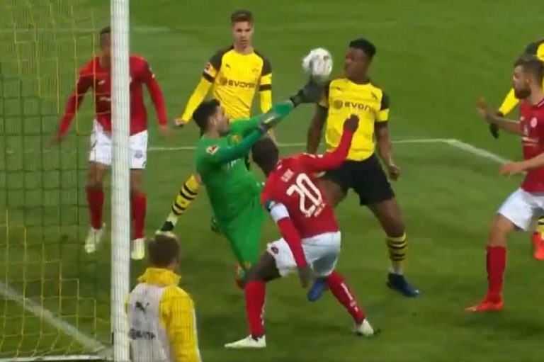 Triple atajada del arquero del Dortmund para ser líder de la Bundesliga