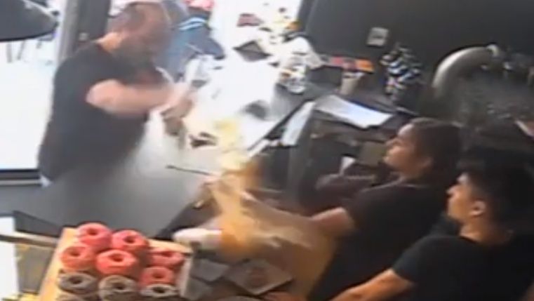 Se enojó por el precio del café y se lo tiró al personal del bar