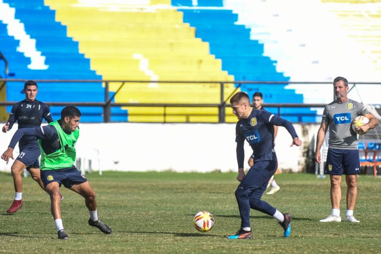 Cocca y la linea de cinco defensores para enfrentar a Boca