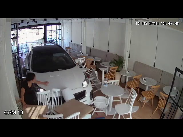 Un auto se incrustó en una panadería de Funes