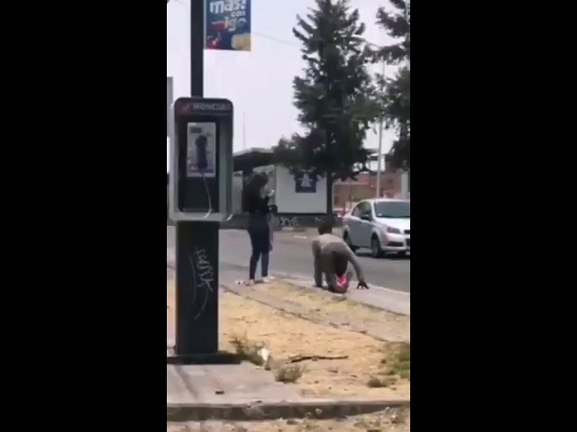 Un hombre gatea en la calle para que su mujer le perdone una infidelidad