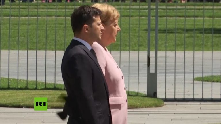 Angela Merkel sufre temblores durante una ceremonia oficial