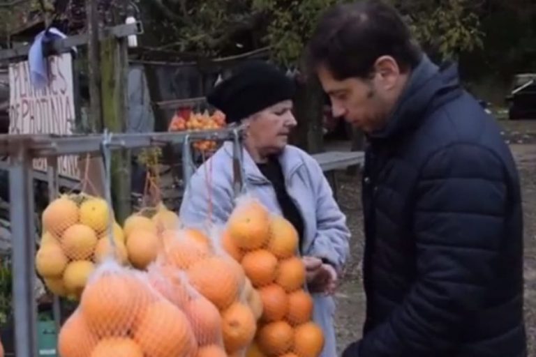 Kicillof grabó un curioso video comprando naranjas y estallaron las redes