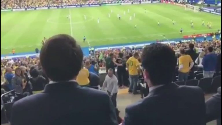 El abrazo de Domínguez a Bolsonaro en el primer gol de Brasil contra Perú