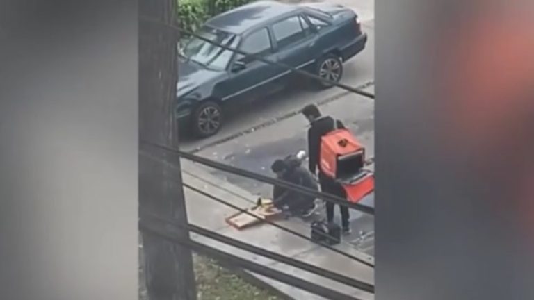 Dos repartidores fueron escrachados mientras se comían el pedido
