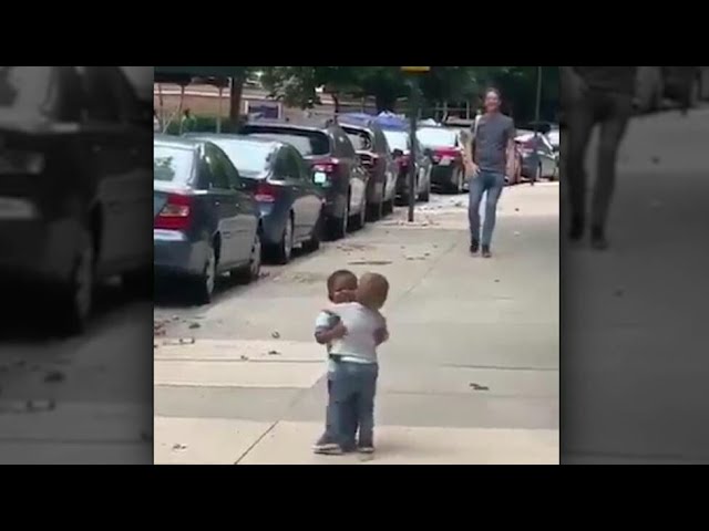 El EMOTIVO ABRAZO entre dos NIÑOS que se volvió VIRAL