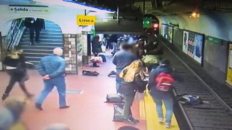 Mujer cae a las vías del subte