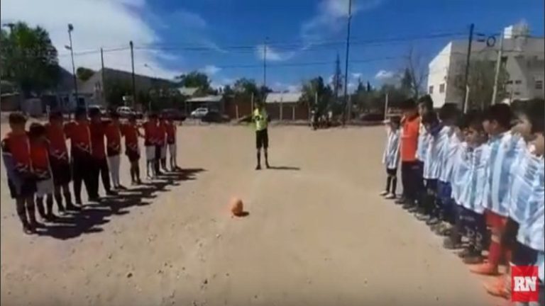 Tiros en la previa de un partido de fútbol infantil