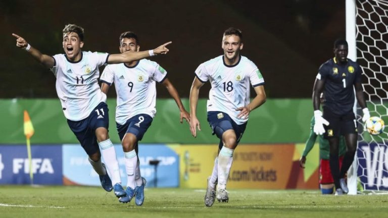 Argentina le ganó a Camerún y se acomoda en el Mundial