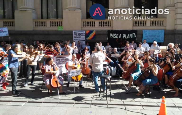 Concierto y protesta  de la Orquesta Sinfónica Provincial en la peatonal