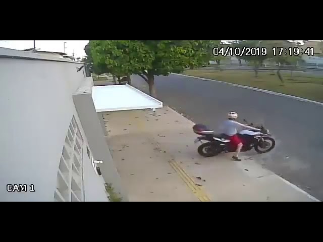 Una mujer quedó encerrada en un garage cuando caminaba por la calle