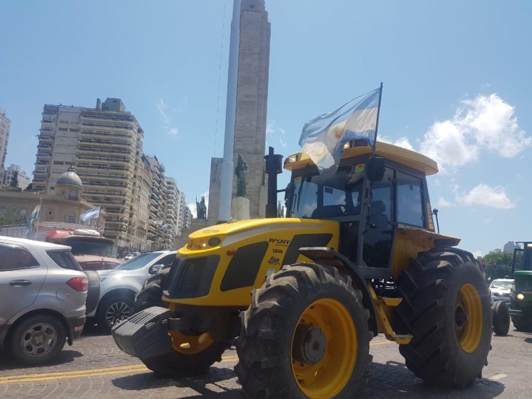 Tractorazo frente al Monumento a la Bandera contra las retenciones
