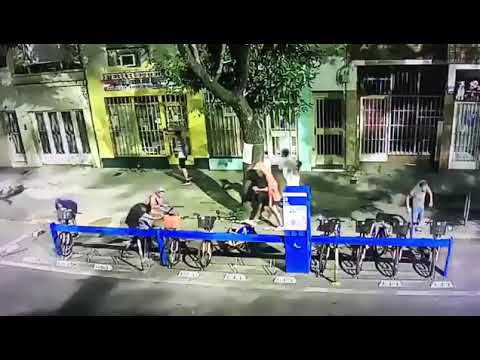 Ataque de un grupo de chicos contra estación de bicicletas públicas