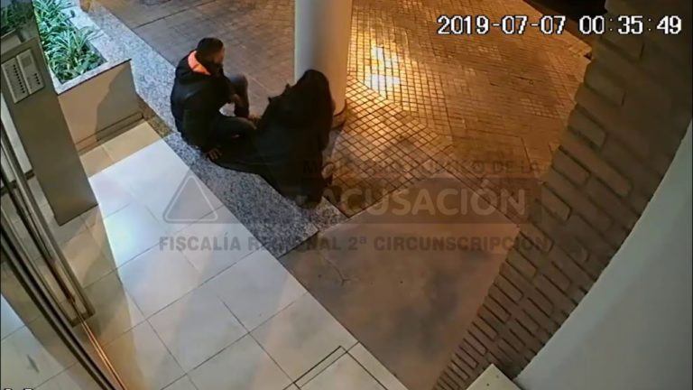 Un hombre golpeó salvajemente a una mujer y quedo grabado