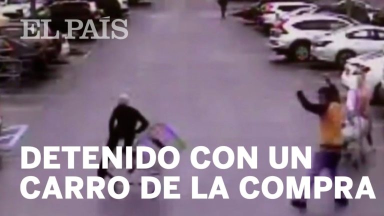 Un hombre detiene a un ladrón  lanzándole el carrito de la compra