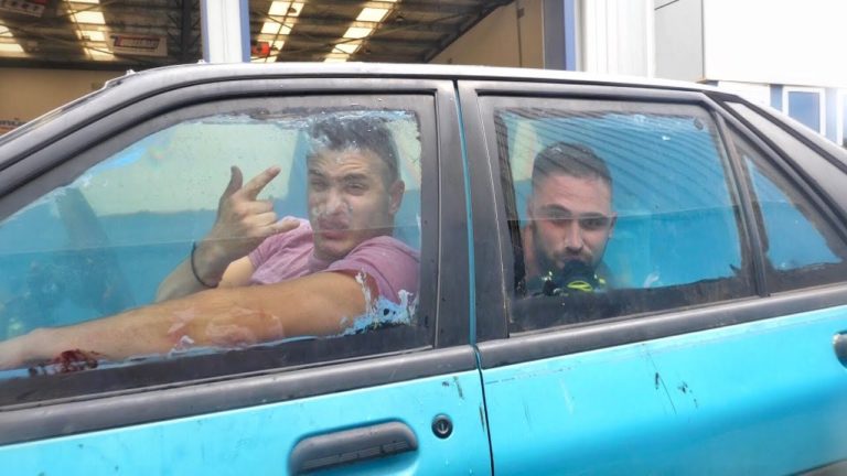 “Pecera rodante” llenaron su auto con agua y así salieron a manejarlo