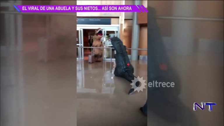 Video viral de la abuela con sus nietos vestidos de dinosaurios