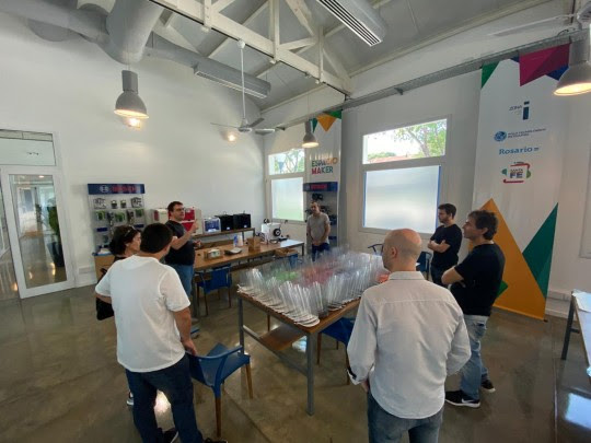 Javkin visitó a emprendedores voluntarios que producen máscaras faciales protectoras