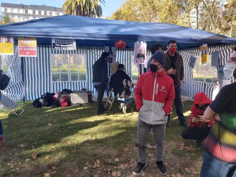 La Asociación Empleados de Comercio estableció una carpa en Plaza San Martín contra la precarización laboral