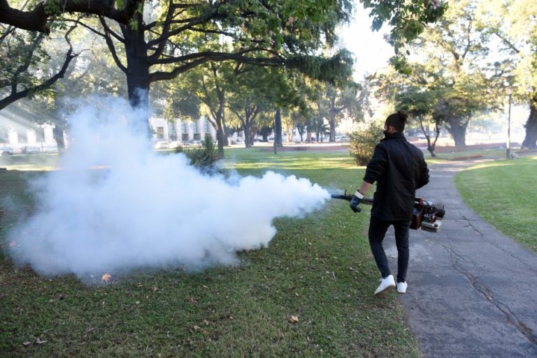 Fumigación para combatir al dengue