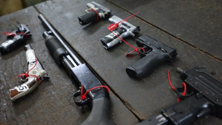 La provincia retiró todas las armas que quedaban a resguardo de la Policía a fin de reducir la violencia en la sociedad santafesina