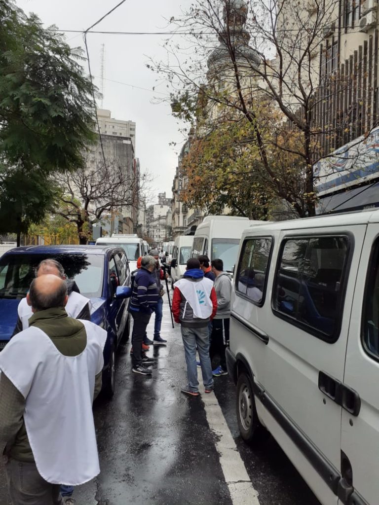 Multitudinaria caravana de transportistas de personas con discapacidad en el centro de Rosario