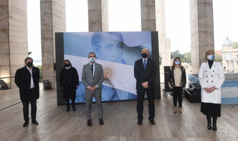 Día de la Bandera: Javkin participó de la promesa de lealtad de niñas y niños de la provincia