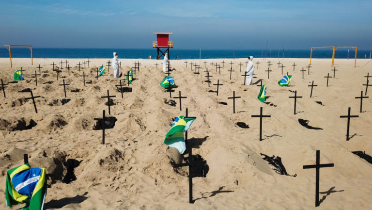 #Copacabana amanece convertida en cementerio como protesta por el manejo de la #pandemia en Brasil