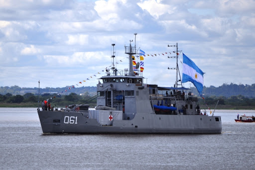 El ministerio de defensa suma dos buques y brigadistas para combatir los incendios en la zona de islas