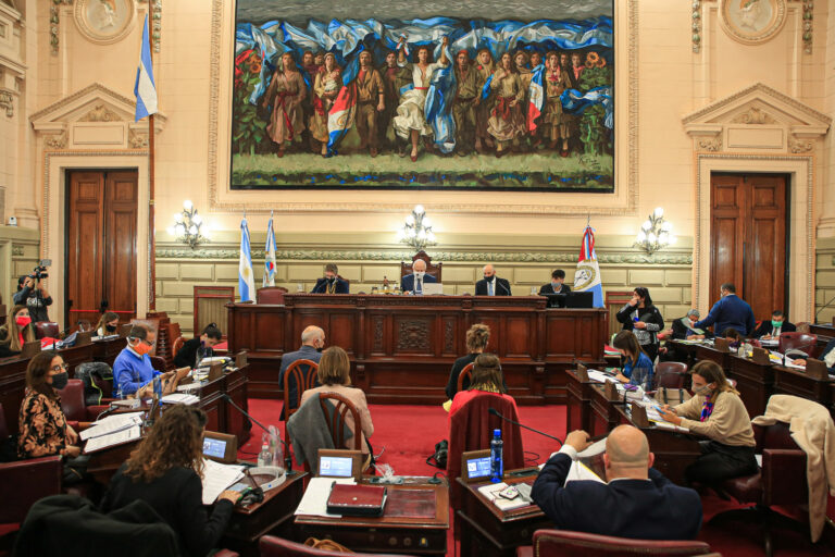 Diputados de la UCR le reclaman a Perotti que exija el pago de la deuda con Santa Fe