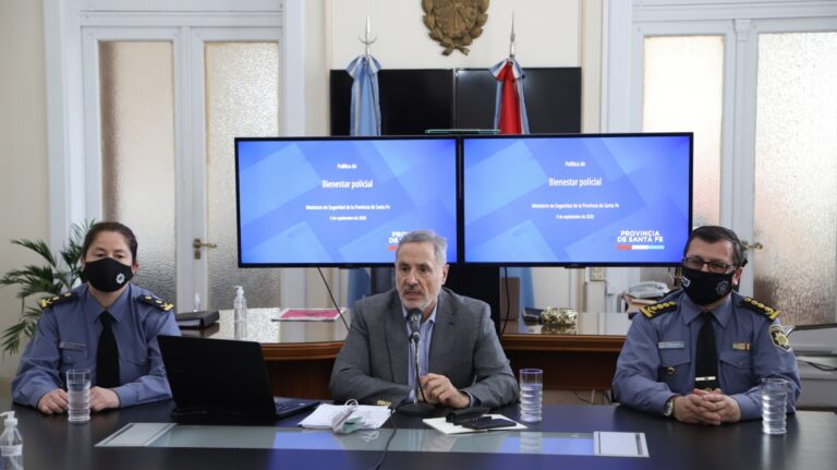 Anunciaron suba salarial para la Policía de Santa Fe y un plus para el personal de calle