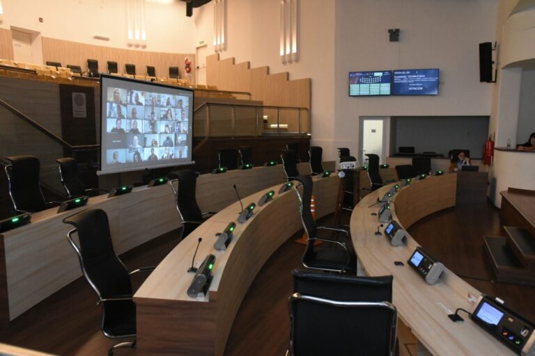 El Concejo Municipal aprobó que se implemente el código QR para registro de asistentes en bares y restaurantes