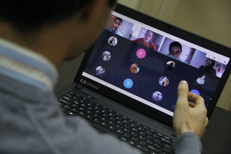 El 80% de docentes universitarios considera adecuado seguir con instancias virtuales