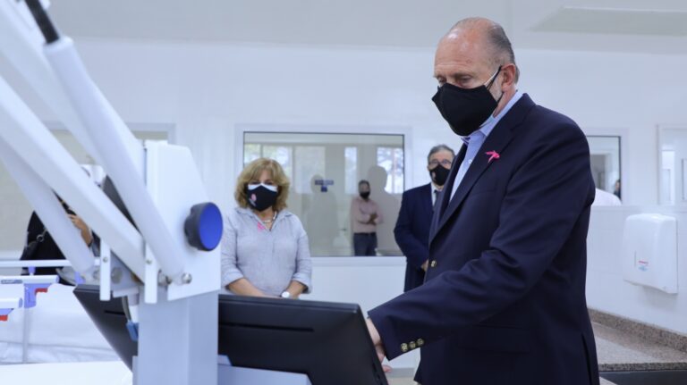 Perotti inauguró el reacondicionamiento del viejo hospital Iturraspe