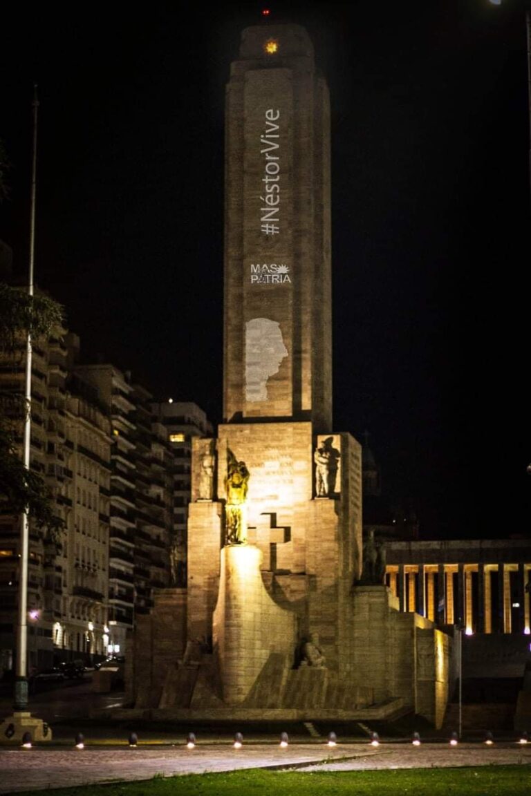 Llueven críticas por la proyección no permitida de Nestor Kirchner en el Monumento a la Bandera.