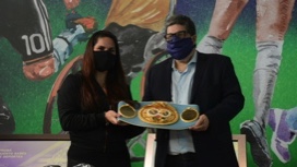 Victoria “Leona” Bustos cedió su cinturón y guantes al Museo del Deporte Santafesino