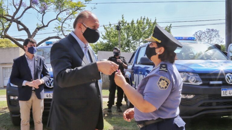 El gobernador Omar Perotti entregó móviles para la policía y fondos para obras menores y atención Covid