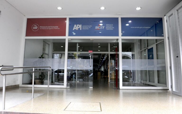 Piden saber si el titular de la API ejecuta y cobra deudas por sí mismo a contribuyentes