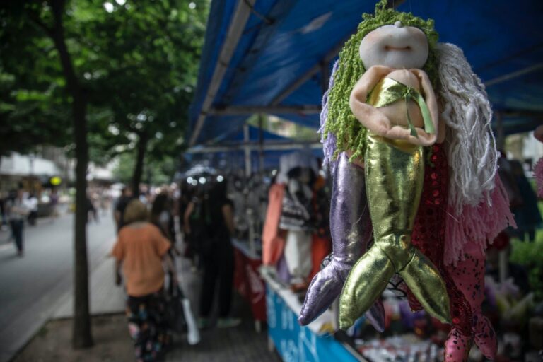 Arrancó la Feria Artesanal Navideña en la plaza Pringles