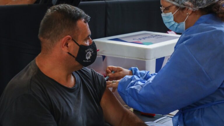 La provincia comenzó la vacunación al personal de Seguridad