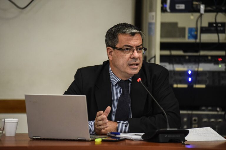 Martínez: “Casi 100 mil santafesinas y santafesinos van a dejar de pagar ganancias”