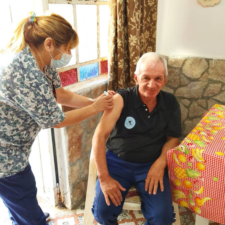 Vacunan contra el Covid a los residentes del hogar de ancianos en San Jerónimo Sud